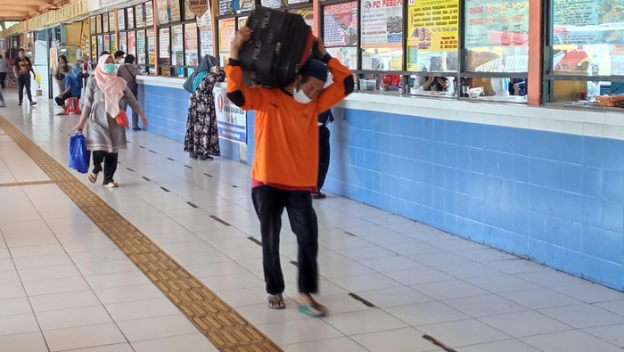 Porter di Terminal Kampung Rambutan, Sabtu (23/4/2022).