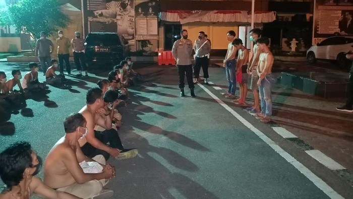 Sejumlah orang terjaring razia preman di Medan.