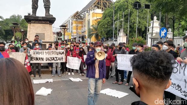 Puluhan mahasiswa menggelar aksi di bundaran Gladak, Solo, Sabtu (23/4/2022).