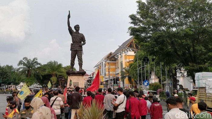 Puluhan mahasiswa menggelar aksi di bundaran Gladak, Solo, Sabtu (23/4/2022).