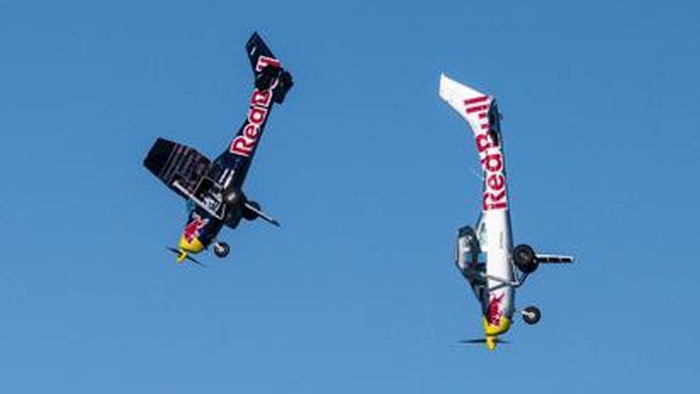 Olahraga ekstrem Plane Swap pertama kali dihelat di dunia. Ini adalah salah satu dari sekian banyak proyek ekstrem yang dilakukan Red Bull, yang identik dengan kaleng biru dan silver.

Nantinya dua penerbang akan bertukar pesawat di atas ketinggian 4.000 meter.