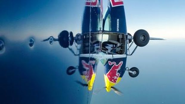 Olahraga ekstrem Plane Swap pertama kali dihelat di dunia. Ini adalah salah satu dari sekian banyak proyek ekstrem yang dilakukan Red Bull, yang identik dengan kaleng biru dan silver.Nantinya dua penerbang akan bertukar pesawat di atas ketinggian 4.000 meter.