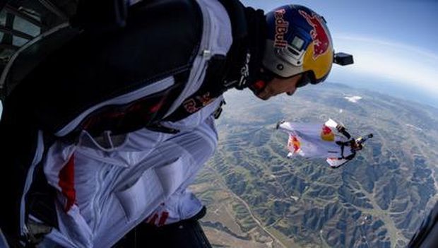 Olahraga ekstrem Plane Swap pertama kali dihelat di dunia. Ini adalah salah satu dari sekian banyak proyek ekstrem yang dilakukan Red Bull, yang identik dengan kaleng biru dan silver.Nantinya dua penerbang akan bertukar pesawat di atas ketinggian 4.000 meter.