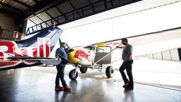 Olahraga ekstrem Plane Swap pertama kali dihelat di dunia. Ini adalah salah satu dari sekian banyak proyek ekstrem yang dilakukan Red Bull, yang identik dengan kaleng biru dan silver.Nantinya dua penerbang akan bertukar pesawat di atas ketinggian 4.000 meter.
