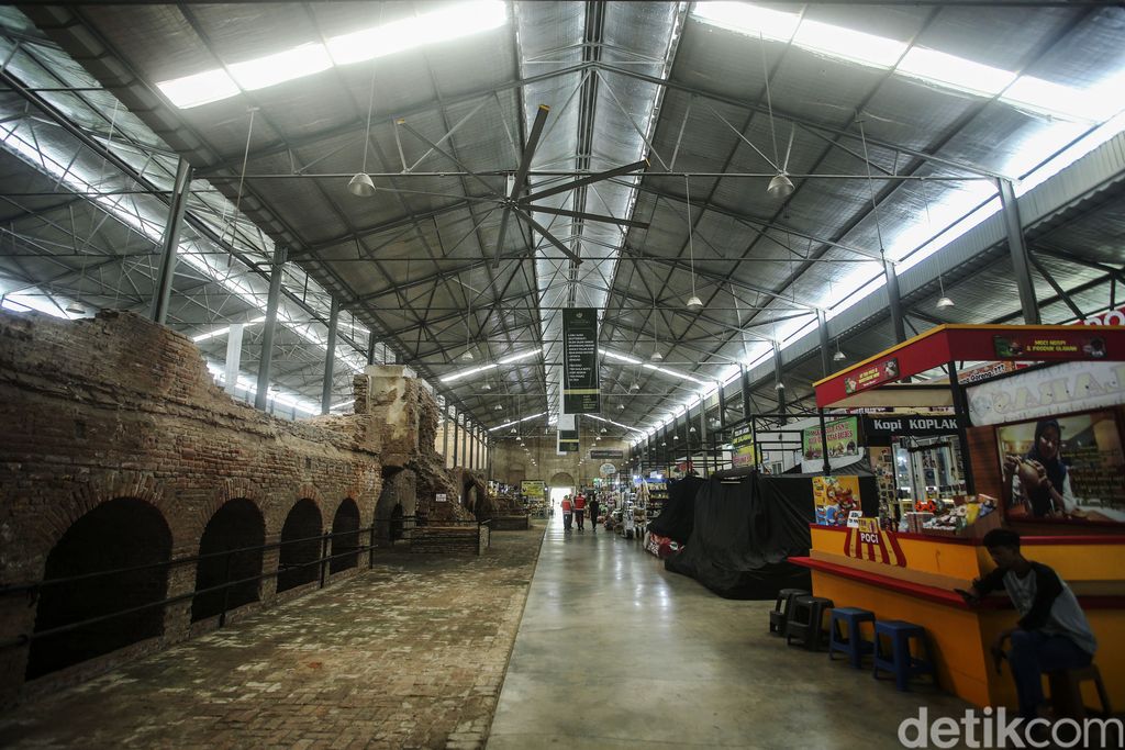 Bila mudik lewat Brebes, traveler bakal menemukan rest area unik bekas pabrik gula. Peninggalan sejarah itu disulap jadi rest area dengan fasilitas lengkap dan instagenic.