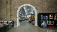 Rest area ini punya kekhasan berupa bangunan pabrik gula bekas Belanda namun di dalamnya terkesan modern dan bikin nyaman.