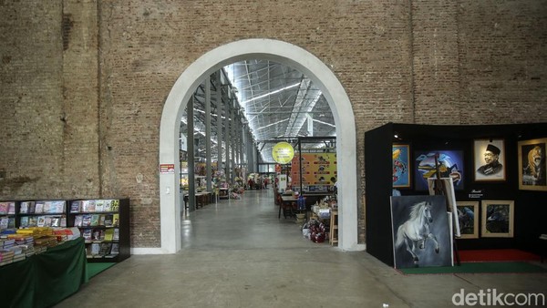 Rest area ini punya kekhasan berupa bangunan pabrik gula bekas Belanda namun di dalamnya terkesan modern dan bikin nyaman. Rest area ini punya kekhasan berupa bangunan pabrik gula bekas Belanda namun di dalamnya terkesan modern dan bikin nyaman.