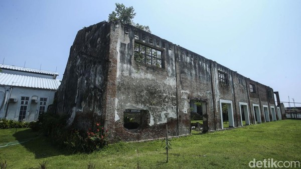 Sebagian besar bangunan bekas pabrik gula ini masih dipertahankan.