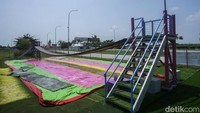 Di sana traveler dapat menemukan tempat parkir yang luas, SPBU, toilet canggih, aneka tenant makanan hingga oleh-oleh, masjid, hingga fasilitas hiburan seperti permainan anak dan air mancur warna-warni.