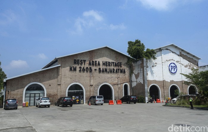 Bila mudik lewat Brebes, traveler bakal menemukan rest area unik bekas pabrik gula. Peninggalan sejarah itu disulap jadi rest area dengan fasilitas lengkap dan instagenic.