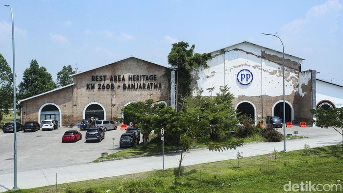 Bila mudik lewat Brebes, traveler bakal menemukan rest area unik bekas pabrik gula. Peninggalan sejarah itu disulap jadi rest area dengan fasilitas lengkap dan instagenic.