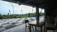 Rooftop bangunannya sendiri juga terbilang unik karena lantainya berbentuk belah ketupat. Selain itu, di rooftop Rest Area KM 487 Bale Nglaras tersedia bangku-bangku dan lampu yang siap menemani traveler beristirahat.