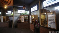 Sembari beristirahat, pemudik juga dapat menikmati aneka jajanan yang dijual di rest area tersebut.