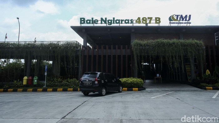 Rest Area KM 487 Bale Nglaras Boyolali Mampir ke rest area tak cuma terbatas untuk mengisi perut dan bahan bakar kendaraan. Di Rest Area KM 487, pemudik bisa nongkrong dan menikmati pemandangan Boyolali dari rooftop.