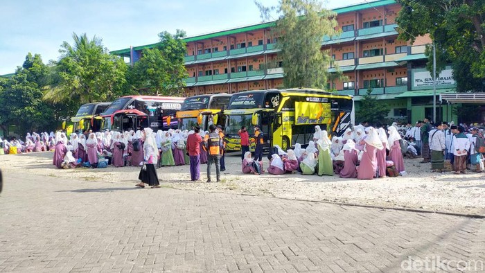 Ribuan santri Ponpes Sunan Drajat Lamongan mudik