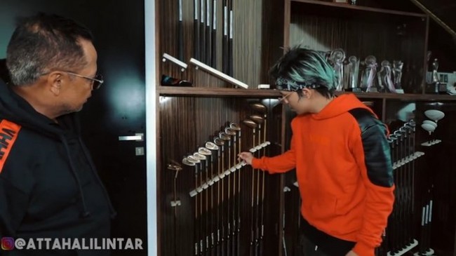 Hobi main golf, Babe Basko mendedikasikan sebuah sudut khusus di bawah tangga untuk memajang deretan stik golf kesayangannya. Di antara koleksi tersebut, ada yang terbuat dari emas. (Foto: YouTube/AH)