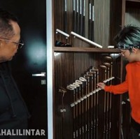 Hobi main golf, Babe Basko mendedikasikan sebuah sudut khusus di bawah tangga untuk memajang deretan stik golf kesayangannya. Di antara koleksi tersebut, ada yang terbuat dari emas. (Foto: YouTube/AH)