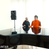 Tak tanggung-tanggung, sebuah grand piano ada di area tersebut. Keluarga bisa bersantai sambil menikmati lantunan bunyi piano berkualitas tinggi.  (Foto: YouTube/AH)