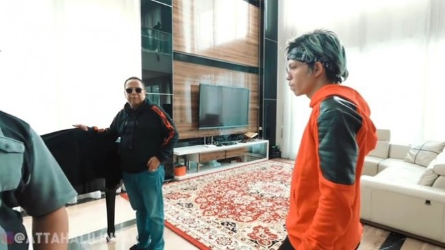 Area tengah di dalam rumah difungsikan sebagai ruang keluarga yang cukup untuk menampung banyak orang. Di sinilah, Babe Basko sering menghabiskan waktu bersama anak dan mantu yang telah memberinya 14 cucu. (Foto: YouTube/AH)