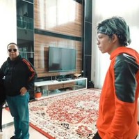 Area tengah di dalam rumah difungsikan sebagai ruang keluarga yang cukup untuk menampung banyak orang. Di sinilah, Babe Basko sering menghabiskan waktu bersama anak dan mantu yang telah memberinya 14 cucu. (Foto: YouTube/AH)