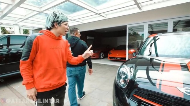 Tak cuma moge yang berderet, koleksi mobilnya juga berbaris-baris. Mulai dari family car, SUV, sports car, hingga super car. Semuanya ada di garasi Babe Basko. Soal bagaimana ia bisa menikmati harta yang berlimpah, ia menyebut semuanya adalah hasil kerja keras. Saat usia 12 tahun, ia memberanikan diri untuk merantau. Meski SD saja tak lulus, ia tak pernah merasa minder. Saya tidak merasa rendah diri karena tidak punya pendidikan. Yang penting kerja keras, kata Basko yang pernah menjadi sopir angkot hingga penjahit demi menyambung hidup. (Foto: YouTube/AH)