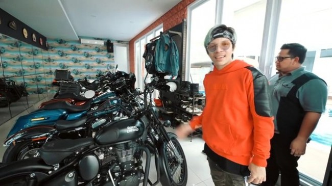 Dekat kolam renang, terdapat sebuah rumah kecil khusus untuk menyimpan koleksi motor gede favorit Babe Basko. (Foto: YouTube/AH)