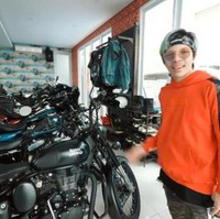 Dekat kolam renang, terdapat sebuah rumah kecil khusus untuk menyimpan koleksi motor gede favorit Babe Basko. (Foto: YouTube/AH)