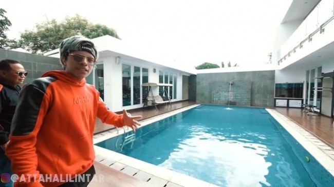 Sebuah kolam renang bergaya olympic yang cukup luas berada di halaman belakang. (Foto: YouTube/AH)