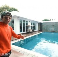 Sebuah kolam renang bergaya olympic yang cukup luas berada di halaman belakang. (Foto: YouTube/AH)