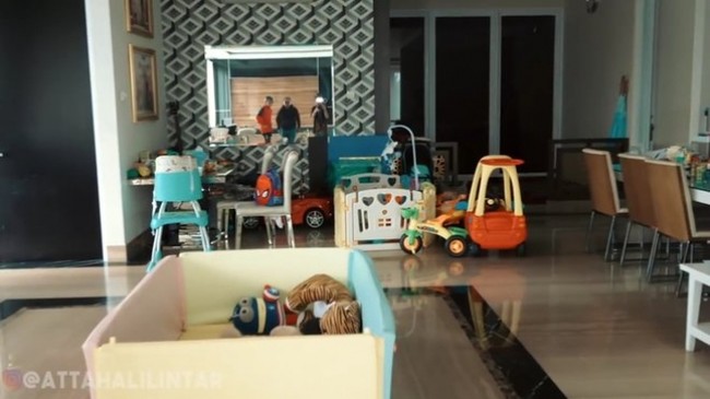 Punya banyak cucu, Babe Basko ingin memanjakan mereka dengan sebuah area bermain khusus. (Foto: YouTube/AH)