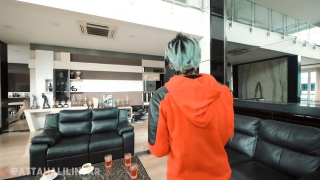 Berada di Jakarta Selatan, rumah Babe Basko memiliki gaya arsitektur yang minimalis. Rumah yang sudah luas itu tampak semakin lega. (Foto: YouTube/AH)