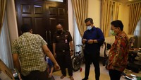 Tim Kejagung menggeledah 10 tempat dalam kasus ekspor minyak goreng tersebut pada beberapa waktu lalu, diantaranya kantor Kementerian Perdagangan di Jakarta di 2 tempat, rumah Direktur Jenderal Perdagangan Luar Negeri Kementerian Perdagangan RI, kantor PT Mikie Oleo Nabati Industri di Bekasi, kantor Permata Hijau Group di Medan, kantor Wilmar di Medan, kantor Musim Mas di Medan kantor PT Incasi Raya di Padang, kantor Synergy Oil Nusantara di Batam, kantor Karyaindah Alam Sejahtera di Surabaya, kantor Sinar Alam Permai di Palembang di 2 tempat. (Foto: dok. Kejagung) 