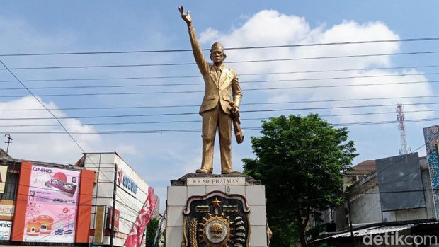 Salah satu ikon Kabupaten Purworejo, Patung WR Soepratman di Jl A Yani, Sabtu (23/4/2022).