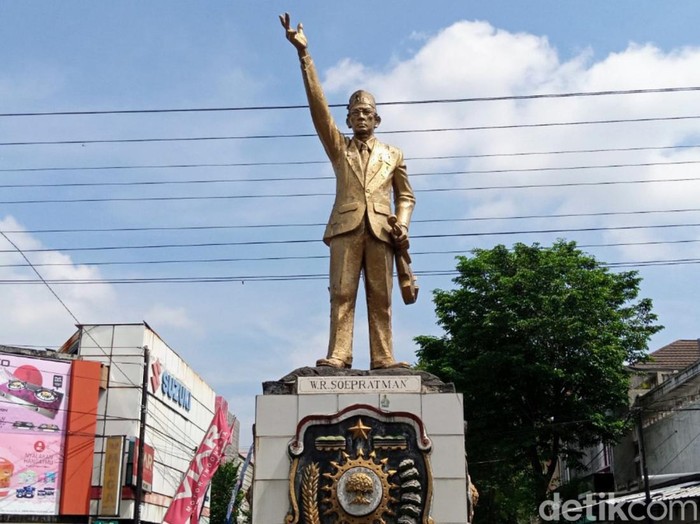 Salah satu ikon Kabupaten Purworejo, Patung WR Soepratman di Jl A Yani, Sabtu (23/4/2022).
