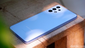 Galaxy A33 mengantongi sertifikat IP67 yang artinya tahan air dan debu.Foto: Adi Fida Rahman/detikINET