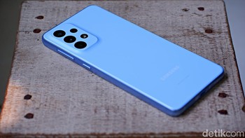 Galaxy A33 hadir dalam empat warna, hitam, peach, putih dan biru yang diunboxing detikINET. Foto: Adi Fida Rahman/detikINET