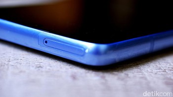 Bagian atas ata SIM Card tray. Foto: Adi Fida Rahman/detikINET