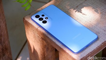 Penerus Galaxy A32 5G ini disokong chipset Exynos 1280 dengan pilihan RAM 6 GB dan 8 GB. Memori internalnya 128 dan 256 GB yang bisa ditambah dengan microSD hingga 1 TB. Foto: Adi Fida Rahman/detikINET 
