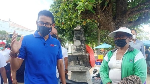 Menteri Pariwisata dan Ekonomi Kreatif RI, Sandiaga Salahudin Uno ketika bertemu salah satu pedagang kain di Pantai Kuta, Ni Nyoman Lendri, Sabtu (23/4/2022). (Poetri/detikBali)