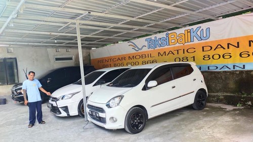 Salah satu pemilik rental mobil di Kota Denpasar, Putu Resmawan ketika menunjukkan beberapa unit mobil miliknya di Taksi Baliku pada Sabtu, (23/4/2022)