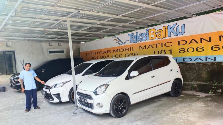 sewa mobil Salah satu pemilik rental mobil di Kota Denpasar, Putu Resmawan ketika menunjukkan beberapa unit mobil miliknya di Taksi Baliku pada Sabtu, (23/4/2022)