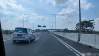 Akhir pekan ini warga Jabodetabek terlibat sudah mulai mudik ke arah Jawa bagian Timur. Banyak mobil dengan pelat B yang melintas ke tol arah Jawa.