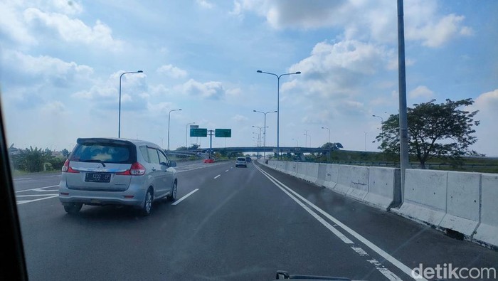 Situasi tol arah Jawa pada Sabtu 23 April 2022 (Dhani Irawan/detikcom) Situasi tol arah Jawa pada Sabtu 23 April 2022 (Dhani Irawan/detikcom)