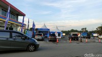 Pada rest area KM 207 terlihat juga dipenuhi mobil dengan pelat B.