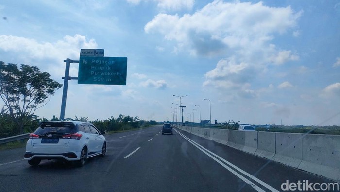 Situasi tol arah Jawa pada Sabtu 23 April 2022 (Dhani Irawan/detikcom)