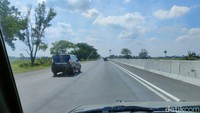 Di sepanjang tol tidak ada kemacetan yang ditemui. Namun ada satu titik perbaikan jalan di sekitar Kanci, Cirebon, Jawa Barat.