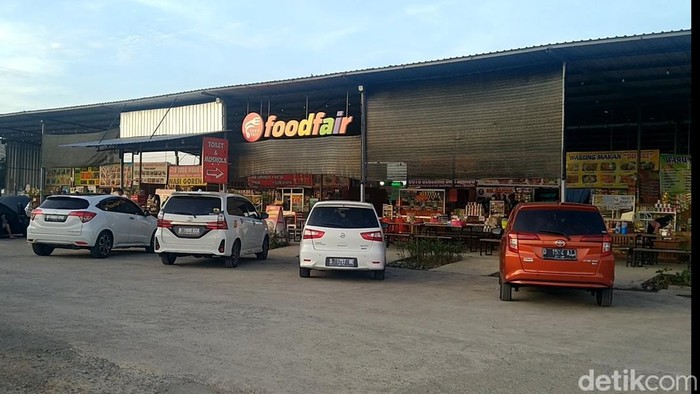 Suasana di rest area KM 338, Kabupaten Pekalongan, Jumat (23/4/2022).
