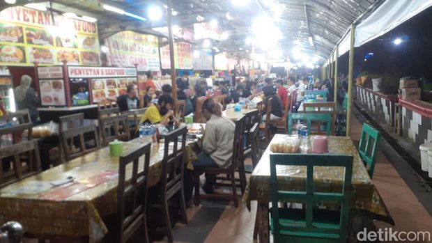 Suasana di Taman Simpang Lima, Semarang, Jumat (22/4/2022).