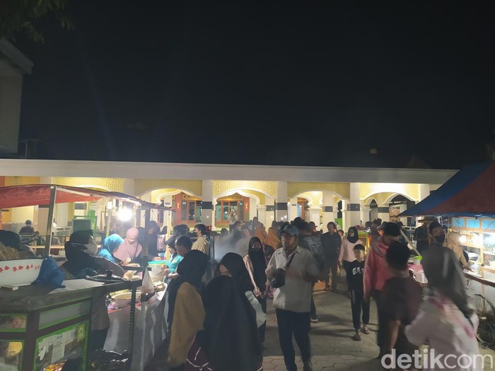Suasana Malam Selikuran di Masjid peninggalan Wali Songo di Trasan