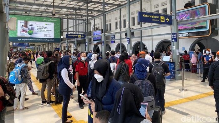 Suasana Stasiun Pasar Senen, 23 April 2022, pagi. (Annisa Rizky Fadhila/detikcom)